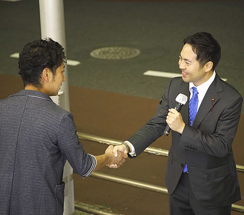 写真：大井町にて男性と握手